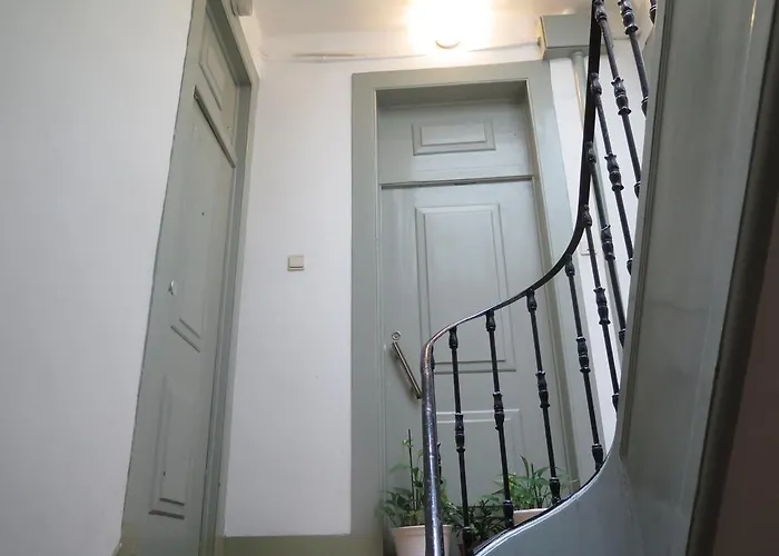 Chiado Bairro Alto, Bright And Newly Renovated 3 Bedroom Apartment, Historical Center Lisboa