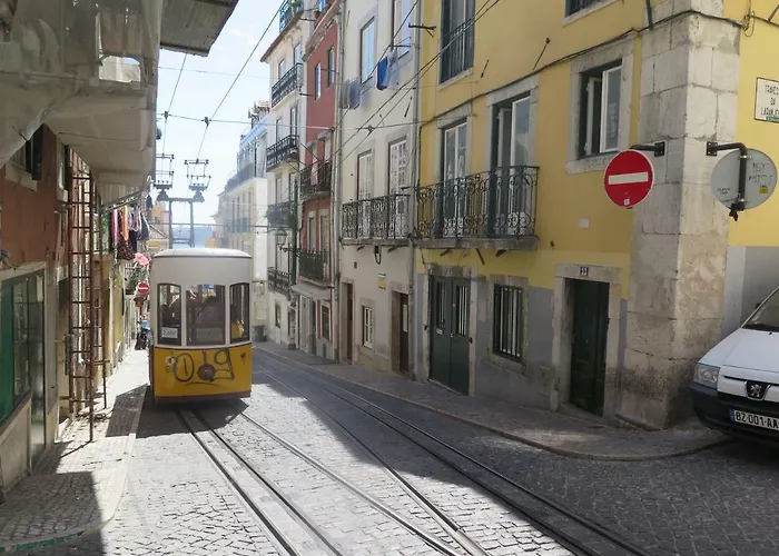 Chiado Bairro Alto, Bright And Newly Renovated 3 Bedroom Apartment, Historical Center Lägenhet